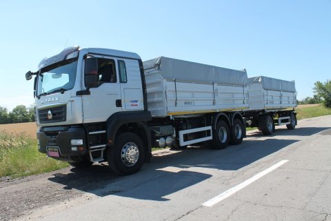 Зерновий причіп-самоскид VARZ - надійне рішення для перевезення зернової продукції.